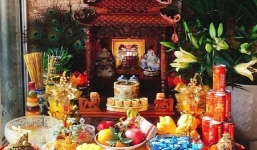 Lau dọn bàn thờ Thần Tài cuối năm, tuyệt đối không dùng khăn ướt lau mặt tượng