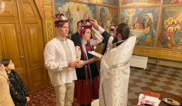 Cặp đôi Ukraine kết hôn dưới tiếng còi phòng không