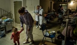 Xót xa cảnh những em bé Ukraine vật vạ trong hầm trú bom bệnh viện