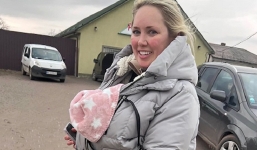 Cặp đôi vác con 4 ngày tuổi đi bộ dưới giá lạnh thoát khỏi vùng chiến sự Ukraine