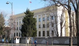 Lao xe vào Đại sứ quán Nga tại Romania sau khi 10 nhà ngoại giao Moscow bị trục xuất