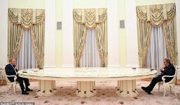 Chiếc bàn dát vàng khổng lồ ông Putin tiếp Tổng thư ký LHQ lại nổi khắp cõi mạng