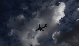 9 thanh niên dùng ảnh thảm họa hàng không dọa hành khách khiến máy bay phải quay đầu