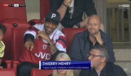 Huyền thoại Henry, tỷ phú yêu 'Pháo thủ' & sao Hàn đóng phim Marvel gây chú ý khi dự khán Arsenal đại thắng Tottenham