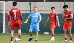 HLV Park Hang Seo bị muỗi Oman tấn công, Quế Ngọc Hải trở lại tập luyện