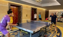 Thầy Park ‘đại chiến’ bóng bàn với Đức Chinh, xả stress trước trận gặp Nhật Bản