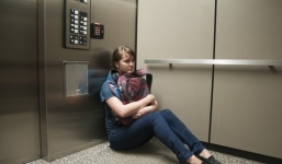 Làm gì khi thang máy gặp sự cố, mất điện giữa chừng?