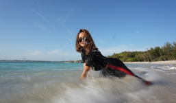 Hoa hậu H’Hen Niê diện 'đồ chợ' pose dáng bất chấp địa hình 