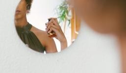 Những lỗi sai cơ bản khi mua nước hoa khiến bạn không tìm được mùi hương ưng ý