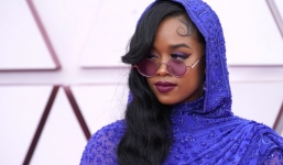 Điểm lại những phong cách trang điểm và làm tóc thời thượng của thảm đỏ Oscar 2021