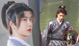 Tạo hình của Nhất Bác ở phim trường Hữu Phỉ bị đào lại, visual thế nào mà khiến staff và fan 'cắn' nhau