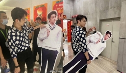 Đi quảng bá phim mới, Hứa Khải bị ép vác standee của mình về nhà 'chăm sóc': Nghiệp quật nhanh lắm