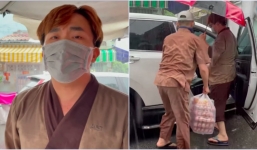 Quặn lòng hình ảnh MC Đại Nghĩa đứng 'bất lực' giữa trời mưa: 300 hộ dân mà chỉ còn 30 vỉ trứng... biết làm sao