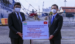 TP. HCM tiếp nhận 300 máy tạo oxy, 100 tấn oxy y tế do Chính phủ Ấn Độ trao tặng