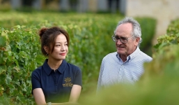 Vén màn cuộc sống 'cực chill' của Triệu Vy tại Pháp: Sáng hái nho, tối thưởng rượu, Cnet ăn quá nhiều 'cú lừa' rồi?