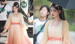 Cúc Tịnh Y dát nguyên cả bảng màu trong tạo hình mới tại Hoa Nhung, nhưng lối trang điểm vẫn cứ: Ối dồi ôi!