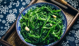 Cách xào rau muống xanh, giòn 'rôm rốp': Bước cuối mà thiếu, chị em coi chừng bị mẹ chồng 'ký đầu'