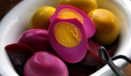 Luộc trứng nghe thì dễ ợt, nhưng chỉ cần thêm bước này thành quả cho ra không khác gì 'siêu đầu bếp'