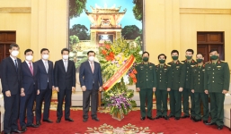 Bí thư Thành ủy Đinh Tiến Dũng thăm, chúc mừng cán bộ, chiến sĩ Bộ Tư lệnh Thủ đô