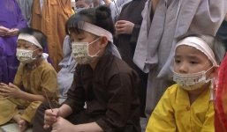 Lễ 100 ngày Phi Nhung: Con thơ đội khăn tang vô vọng gọi tên mẹ, 1 chi tiết trên bàn thờ gây thương xót vô hạn