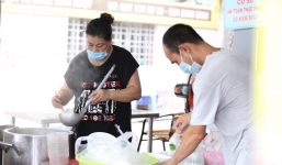 Hà Nội: Người dân vỡ òa khi nhiều khu vực cho phép hàng quán bán tại chỗ