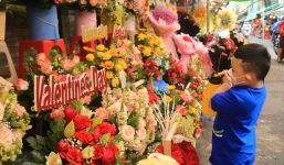 Trước thềm lễ Tình nhân: Hoa hồng 'đắt như tôm tươi', nhà nghỉ - hàng quán hoạt động 'cháy máy' 