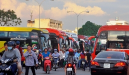 Bùng nổ dịp lễ 30/4-1/5: Máy bay 'cháy' vé trong gang tấc, khách sạn cạn phòng