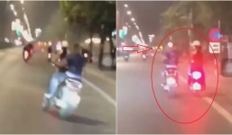 CLIP: Nam thanh niên đi xe sang ngang nhiên sàm sỡ cô gái trẻ giữa phố, 'toát mồ hôi' vì quá nguy hiểm