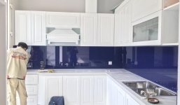 Nên sử dụng kính ốp bếp hay không?