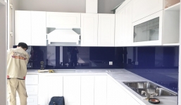 Cách vệ sinh để kính ốp bếp luôn sáng bóng