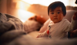 Trẻ thức đêm ít ngủ làm mẹ không khỏi lo lắng