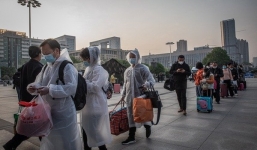 Hàng nghìn người rời Vũ Hán trong ngày đầu gỡ phong tỏa