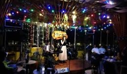 Ảnh hưởng COVID-19: TP.HCM đề xuất hỗ trợ 27,2 tỷ đồng cho nhân viên quán bar, karaoke, massage