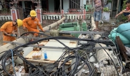 Bão cấp 8, hơn 400 cột điện gãy đổ: 'Đây là điều không thể chấp nhận được'