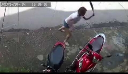 'Nữ hiệp' cầm 2 con dao chém liên tiếp vào xe máy hàng xóm gây bức xúc