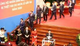 Đại biểu Đại hội Đảng bộ thành phố Hà Nội khoá XVII ủng hộ đồng bào miền Trung