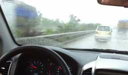 Mẹo xử lý kính lái bị hấp hơi nước vào mùa lạnh, mưa tuyết