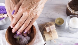 Da sáng đón hè với những công thức tẩy tế bào chết body tại nhà 'dễ như ăn kẹo' 