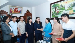 Phó Bí thư Thường trực Thành ủy Nguyễn Thị Tuyến thăm, động viên, trao hỗ trợ cho nạn nhân vụ cháy tại Thanh Xuân 