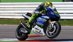 Làm thế nào để không bị ngã khi đạp phanh xe máy?