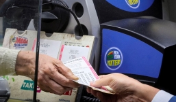 Tìm thấy 'đại gia' trúng xổ số gần 2,04 tỉ USD, chủ tiệm bán vé cũng 'thơm lây'