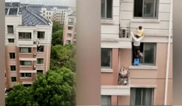 Video: Thót tim cảnh giải cứu em bé lơ lửng ngoài ban công tầng 5 chung cư 