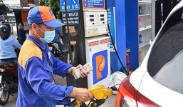 Giá xăng hôm nay tiếp tục lao dốc