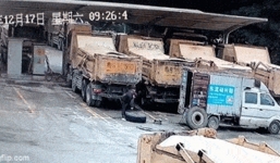 Thót tim cảnh lốp xe phát nổ thổi bay người đàn ông lên không trung