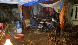 Người bán hoa Tết đủ thứ lo trong cái rét 13°C