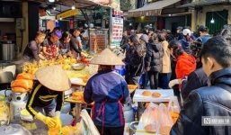 Người dân chen chân mua gà ngậm hoa hồng cúng giao thừa