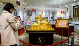 Ngắm “Kim Mão Vương Bảo” nặng 48kg vàng chào ngày Thần Tài