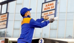 Giá xăng dầu hôm nay ngày 15/2: Tiếp đà lao dốc