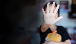 Từ vụ hai nghệ sĩ Việt bị bắt vì cáo buộc hiếp dâm cô gái Anh 17 tuổi, pháp luật quy định xử lý thế nào?