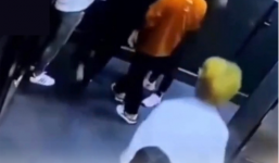 Gái trẻ bị 'yêu râu xanh' kéo vào nhà vệ sinh dở trò đồi bại, phản ứng của người xung quanh gây phẫn nộ